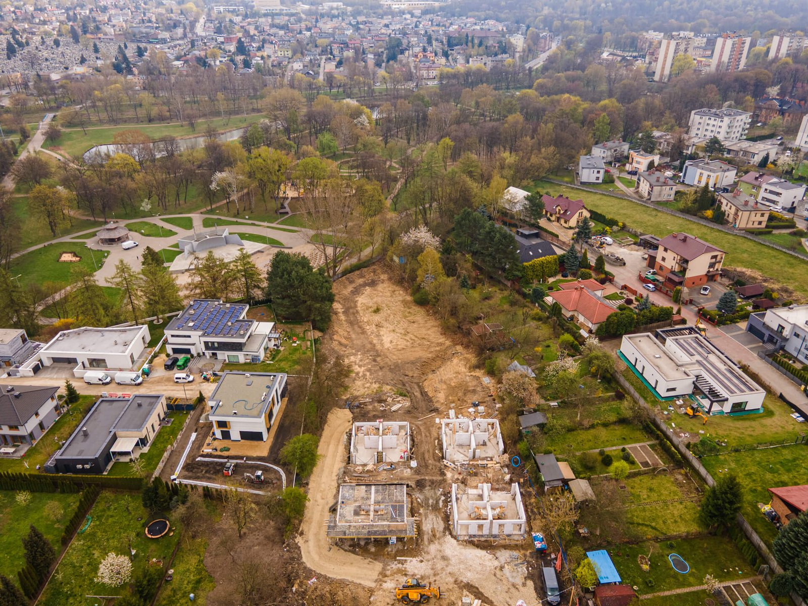 Grabek Park kwiecień 2026 - widok na park i amfiteatr