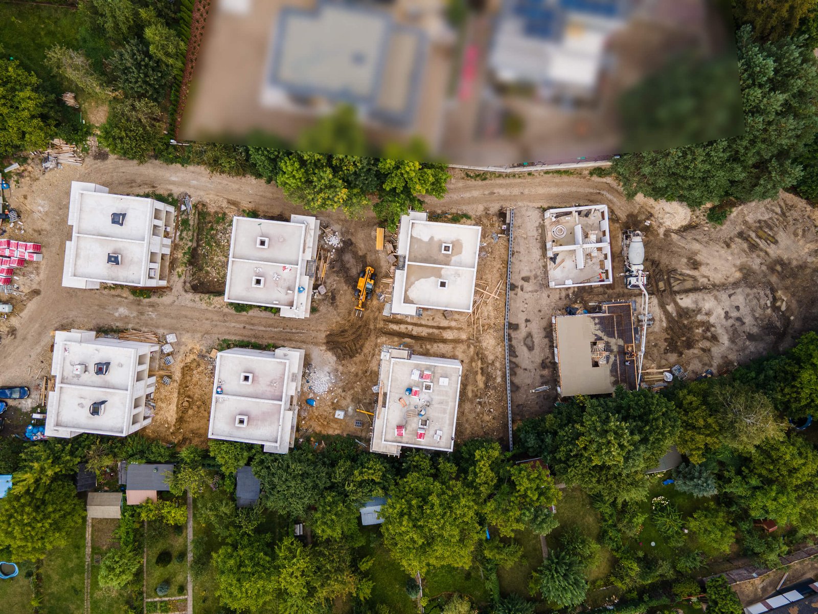 Grabek Park wrzesień 2026 - murowane ściany parteru z klatką schodową